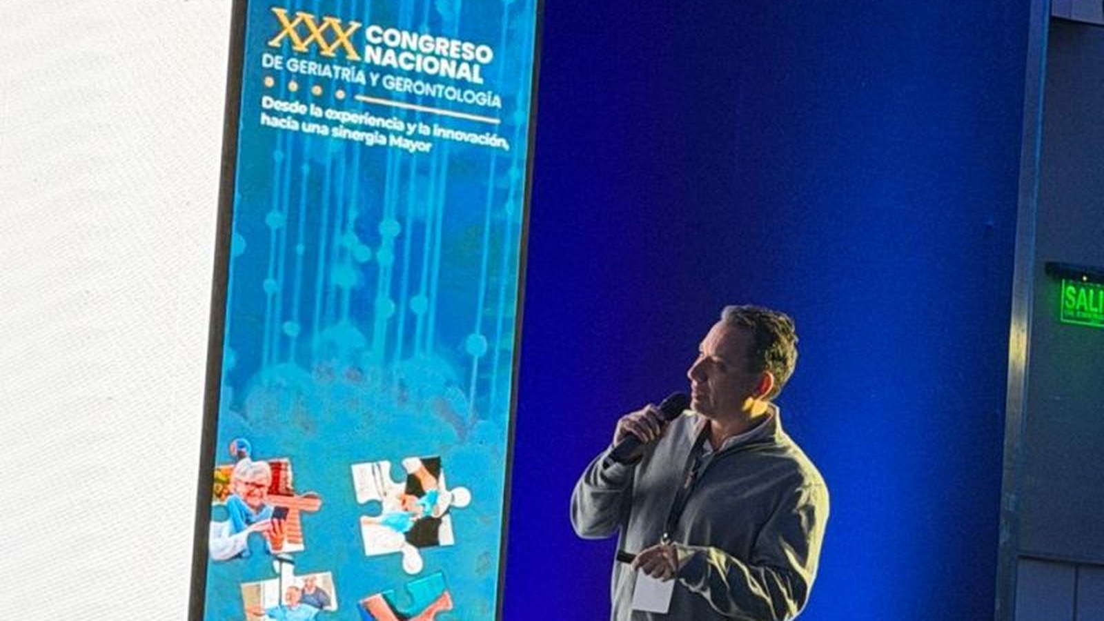 Dr. Gonzalo Navarrete speaking at the XXX National Congress of Geriatrics and Gerontology